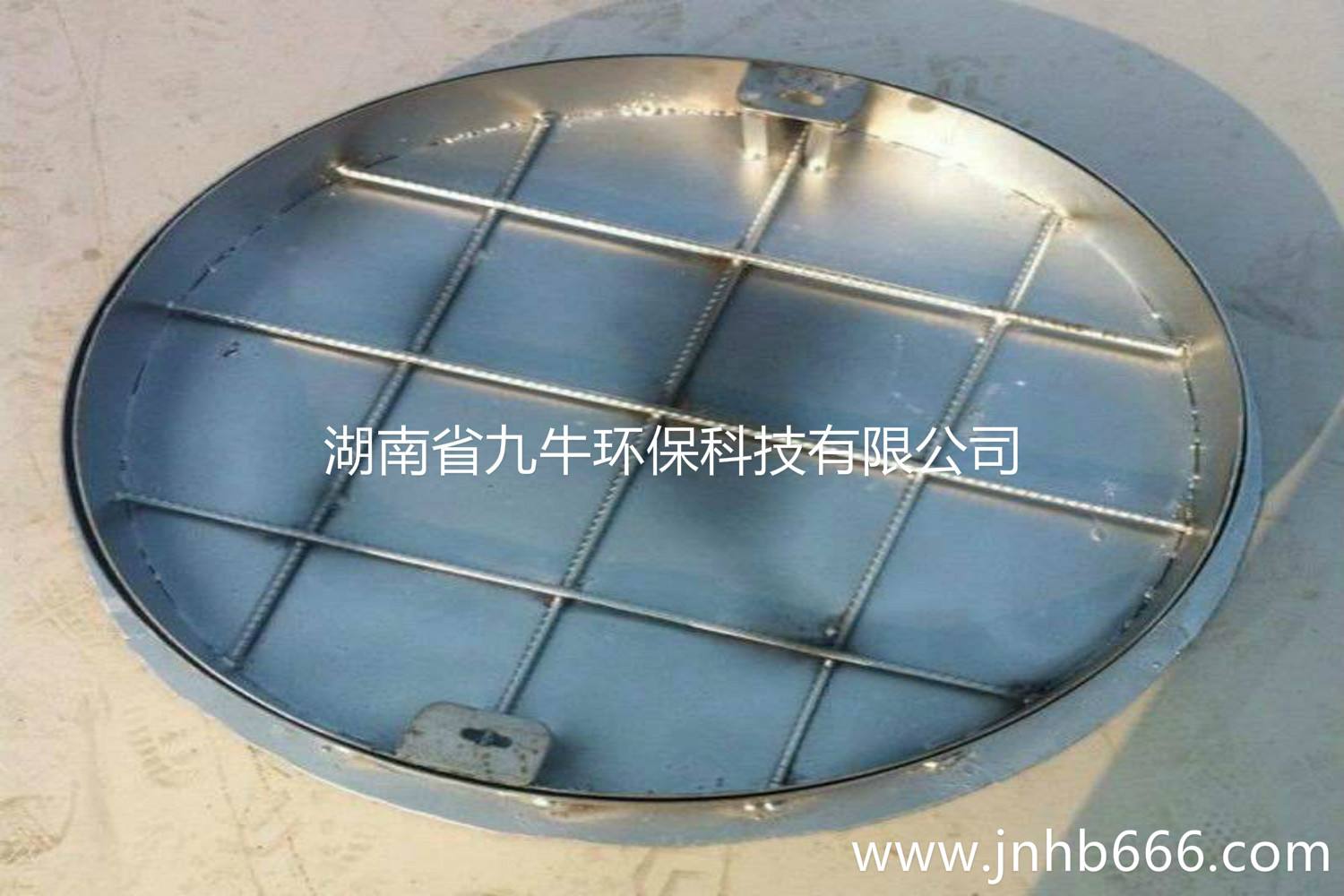 井蓋為何那么結(jié)實(shí)？滿大街的汽車都不會(huì)壓碎，原來是用的不銹鋼材質(zhì)